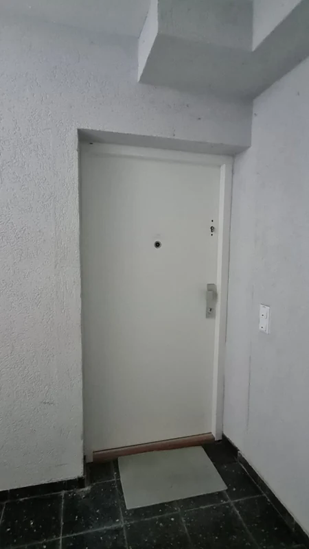 Wohnungseingangstür im Mehrfamilienhausbestand der Wohnanlage Meiseneck Taubenweg in Gummersbach