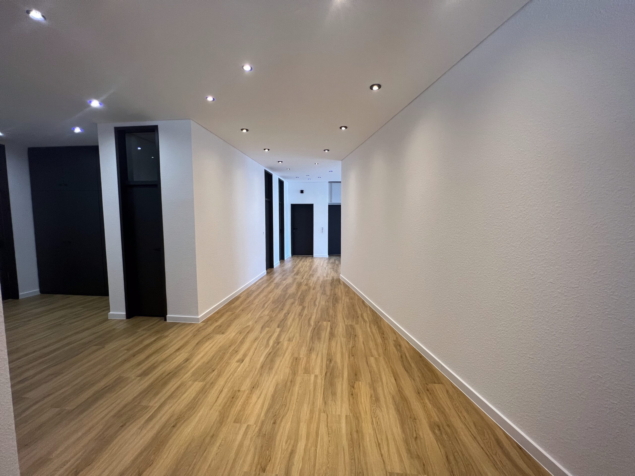 Modernisiertes Badezimmer als Teil einer Wohnungssanierung