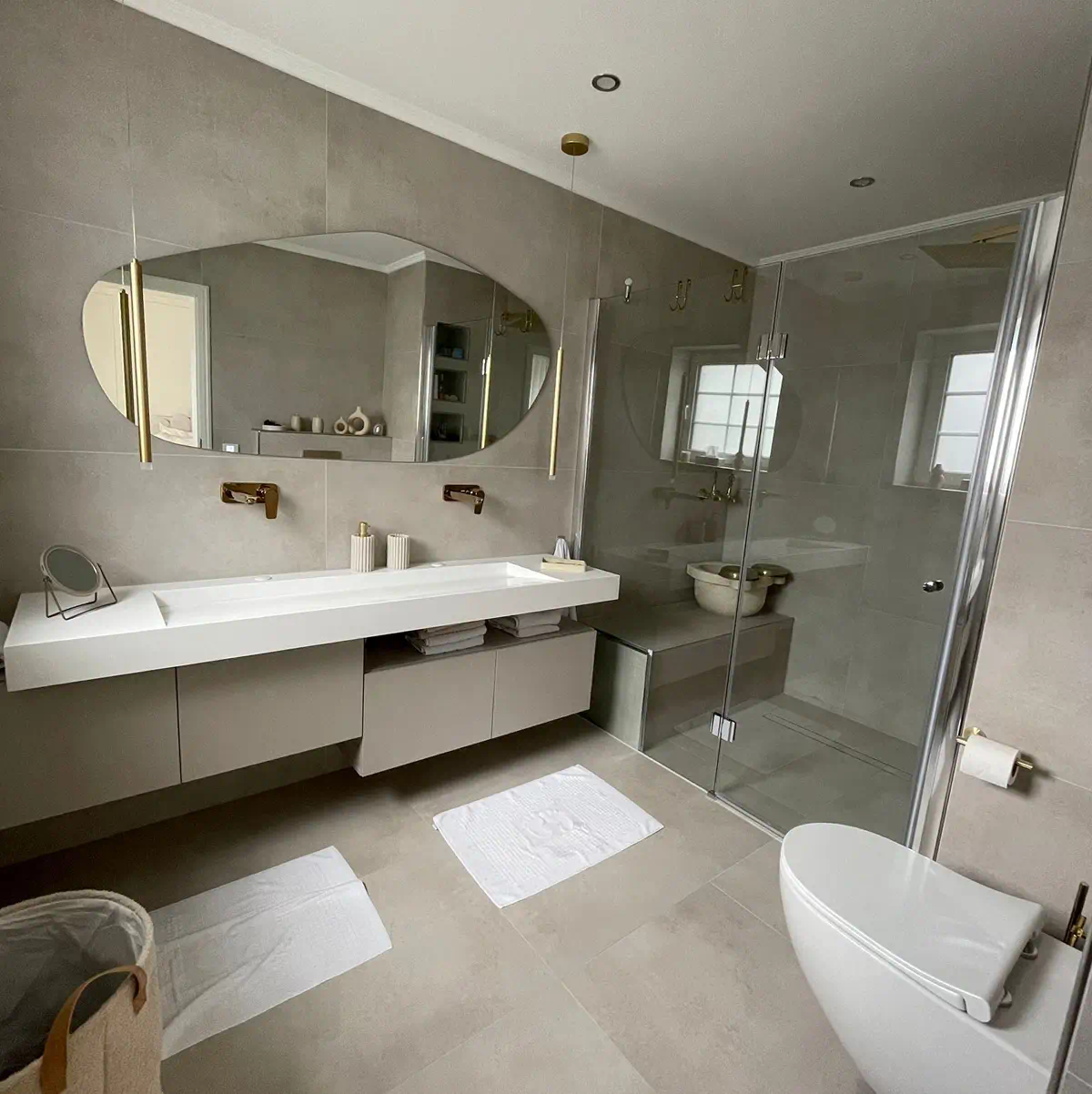 Fertiggestelltes modernisiertes Badezimmer